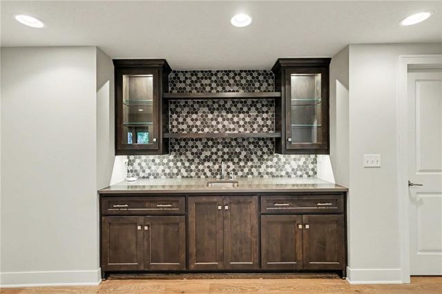 8193 Valley Road, Lenexa, KS 66220