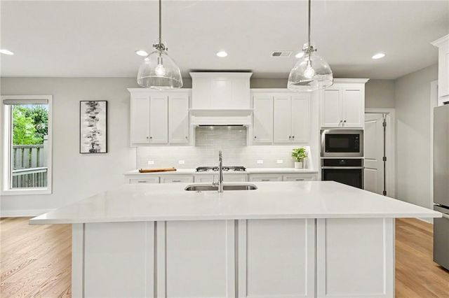 8193 Valley Road, Lenexa, KS 66220