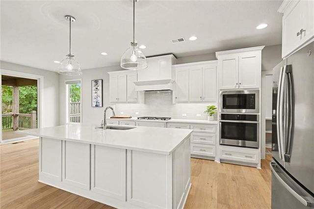 8193 Valley Road, Lenexa, KS 66220