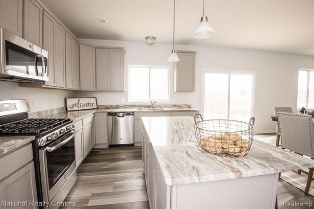 945 Guenevere Drive, Oxford, MI 48371