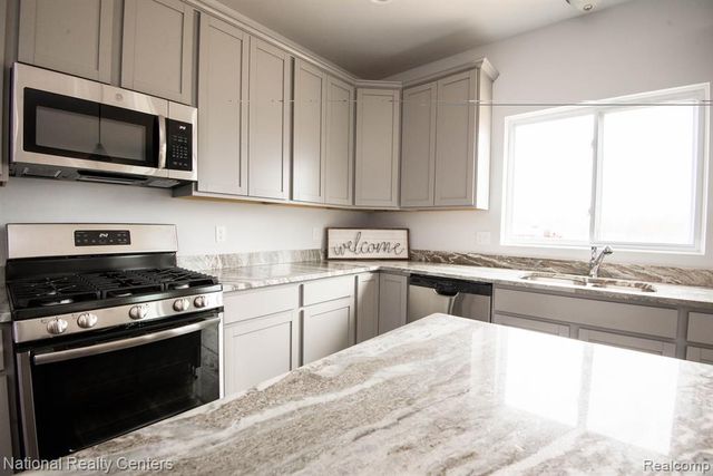945 Guenevere Drive, Oxford, MI 48371