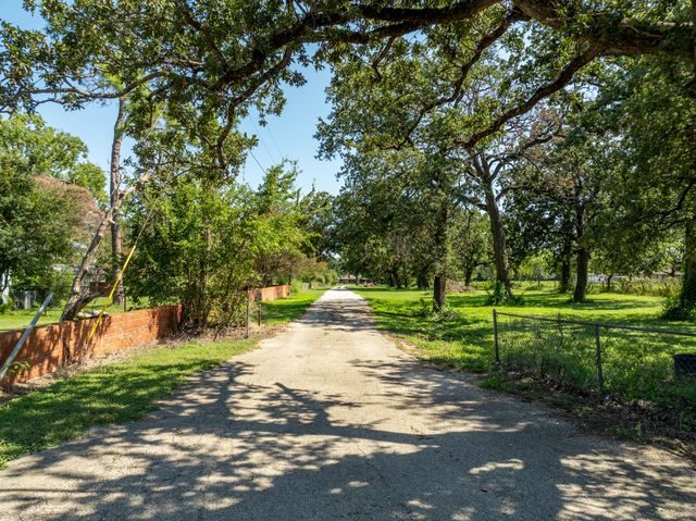 821 E Stegall Road, Robinson, TX 76706