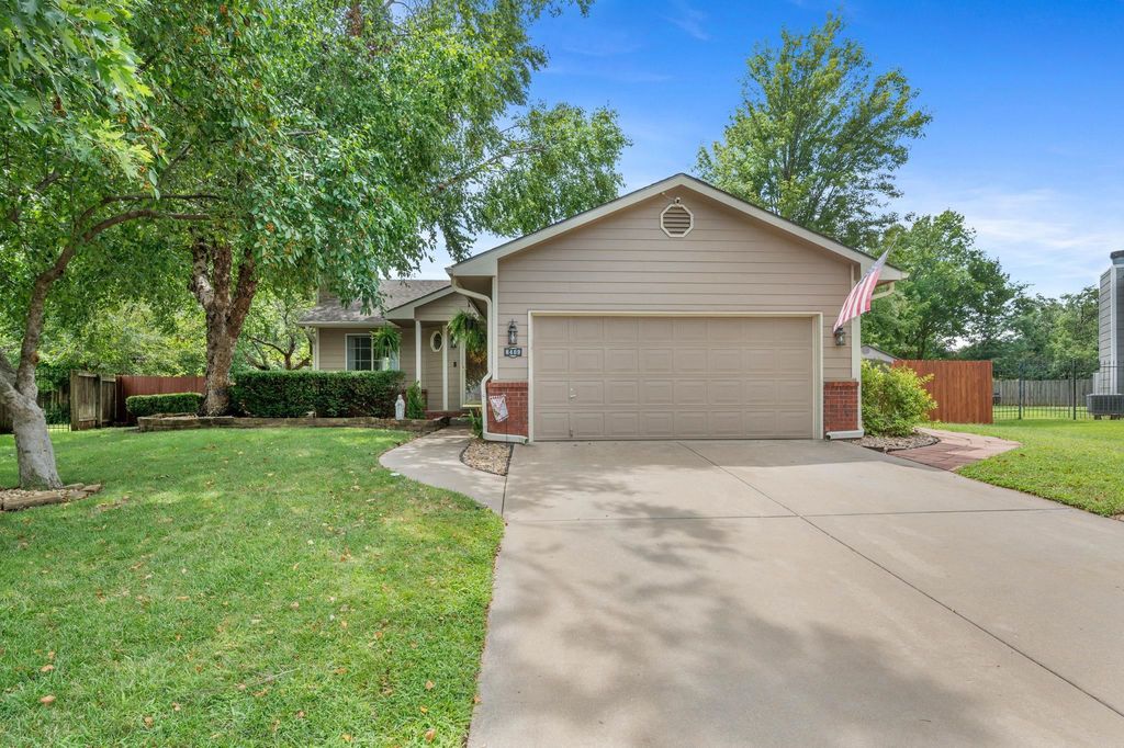 8409 W Aberdeen Cir, Wichita, KS 67212
