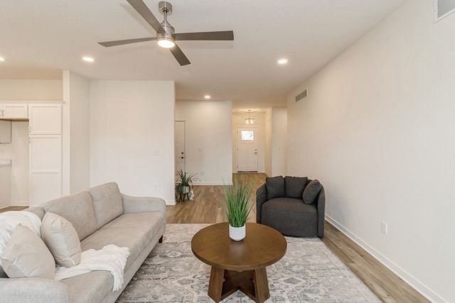 2389 N 10 Avenue E, Newton, IA 50208