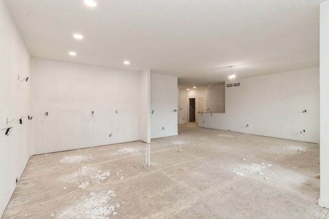 2389 N 10 Avenue E, Newton, IA 50208