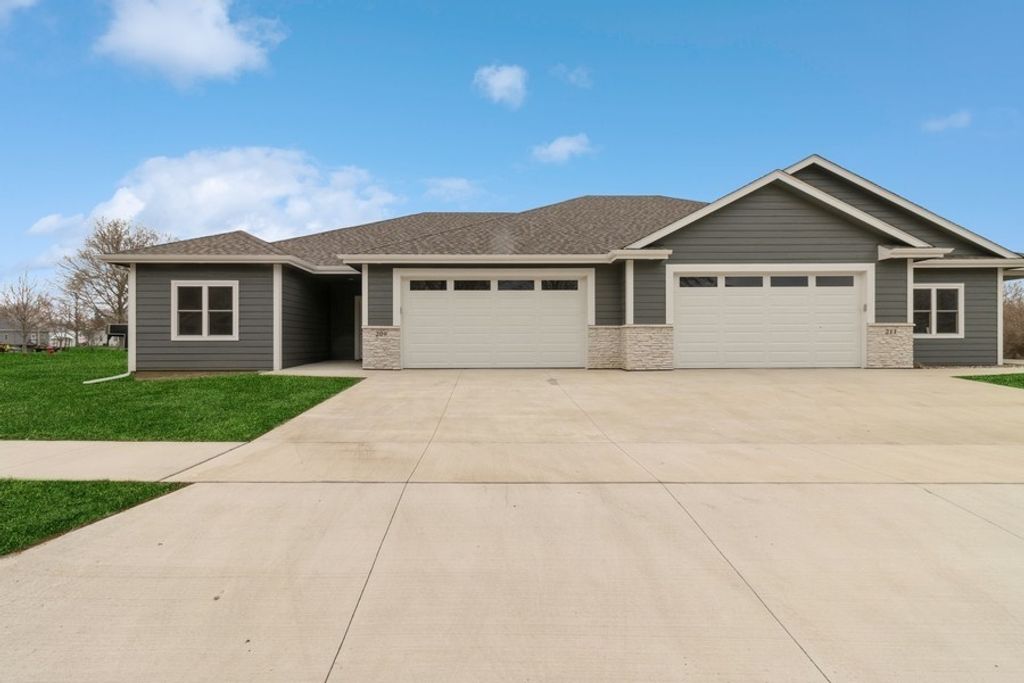 2389 N 10 Avenue E, Newton, IA 50208