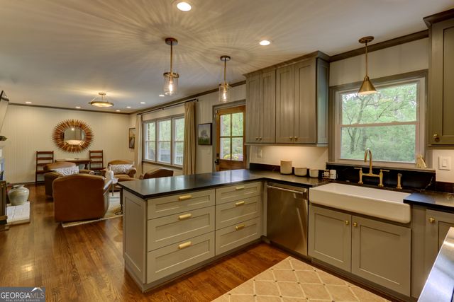 870 Starlight Drive, Sandy Springs, GA 30342