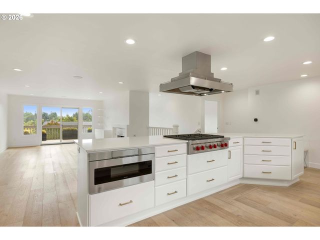 40 CONDOLEA Ct, Lake Oswego, OR 97035