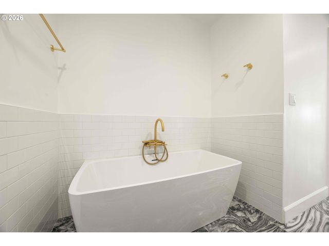 40 CONDOLEA Ct, Lake Oswego, OR 97035