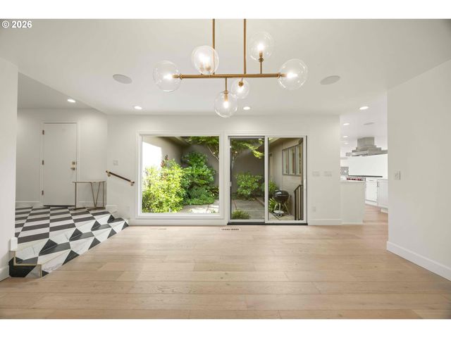40 CONDOLEA Ct, Lake Oswego, OR 97035