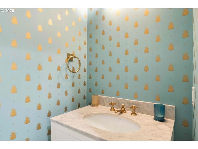 40 CONDOLEA Ct, Lake Oswego, OR 97035