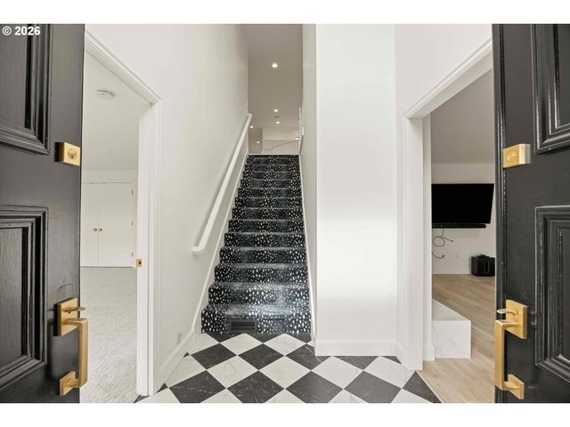 40 CONDOLEA Ct, Lake Oswego, OR 97035