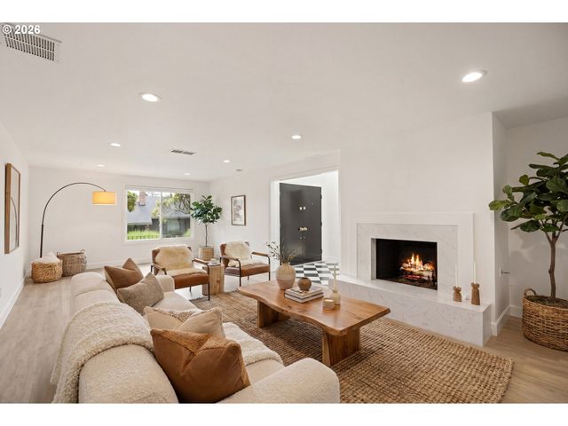 40 CONDOLEA Ct, Lake Oswego, OR 97035
