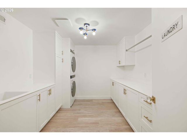 40 CONDOLEA Ct, Lake Oswego, OR 97035