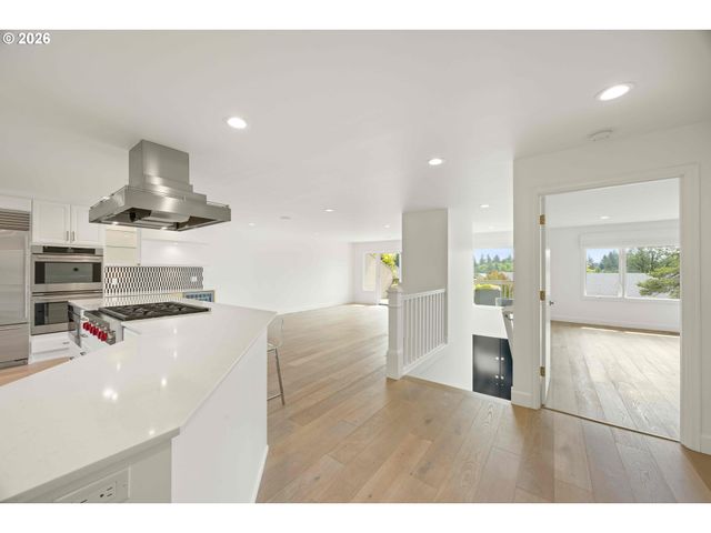40 CONDOLEA Ct, Lake Oswego, OR 97035