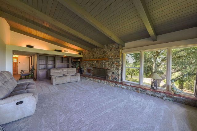 10209 Ranch Rd, Rough And Ready, CA 95975