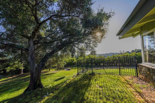 10209 Ranch Rd, Rough And Ready, CA 95975