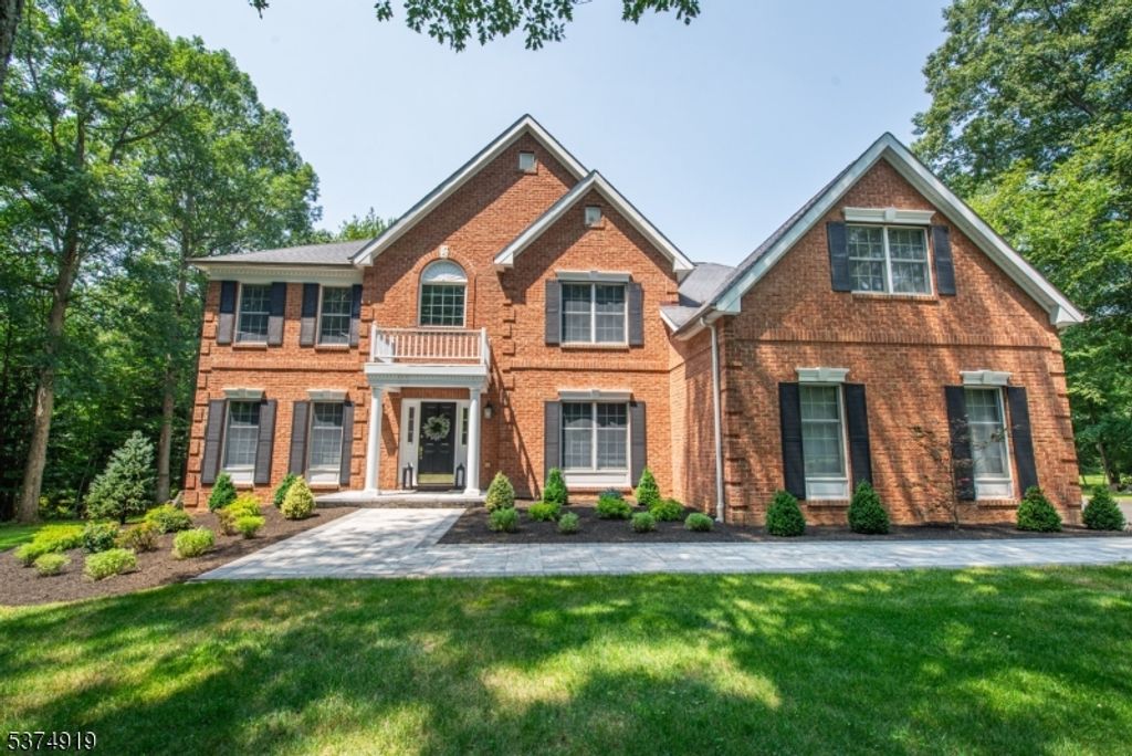 36 Ascot Dr, Washington Twp., NJ 07853