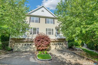21 Woodcrest Lane 21, Danbury, CT 06810
