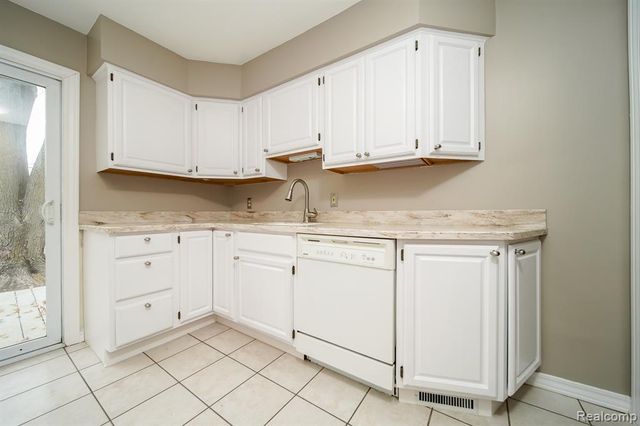 3015 N Vermont Avenue, Royal Oak, MI 48073