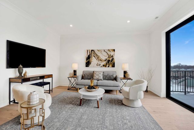 5630 N Broadway Street 4W, Chicago, IL 60660