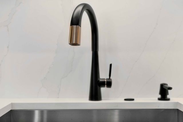 5630 N Broadway Street 4W, Chicago, IL 60660