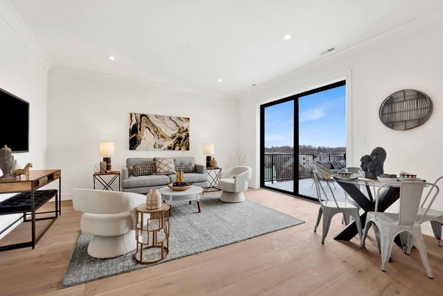 5630 N Broadway Street 4W, Chicago, IL 60660