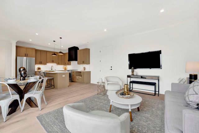 5630 N Broadway Street 4W, Chicago, IL 60660