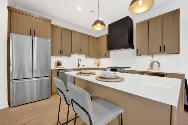 5630 N Broadway Street 4W, Chicago, IL 60660