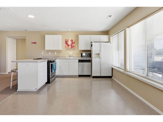 24601 Sw MOUNTAIN Rd, West Linn, OR 97068
