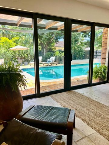 825 N Bel Air Dr, Plantation, FL 33317