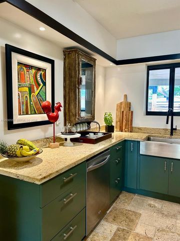 825 N Bel Air Dr, Plantation, FL 33317