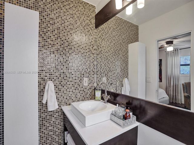 825 N Bel Air Dr, Plantation, FL 33317