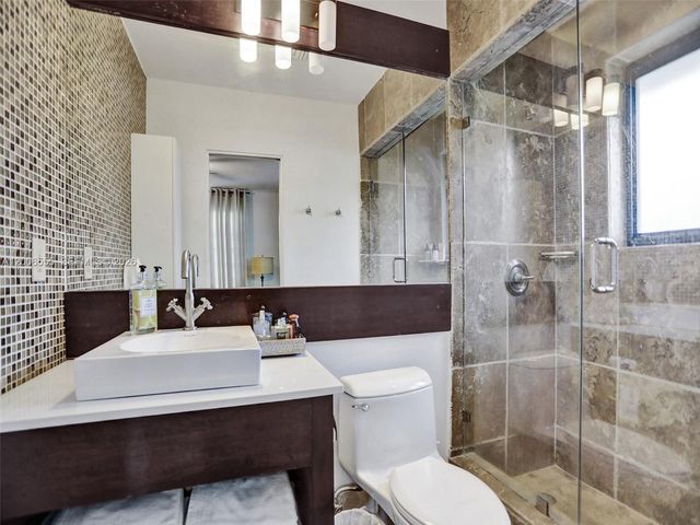825 N Bel Air Dr, Plantation, FL 33317