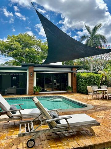 825 N Bel Air Dr, Plantation, FL 33317