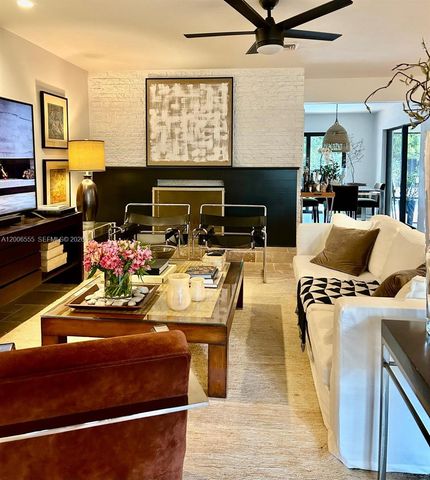 825 N Bel Air Dr, Plantation, FL 33317