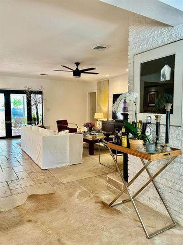 825 N Bel Air Dr, Plantation, FL 33317