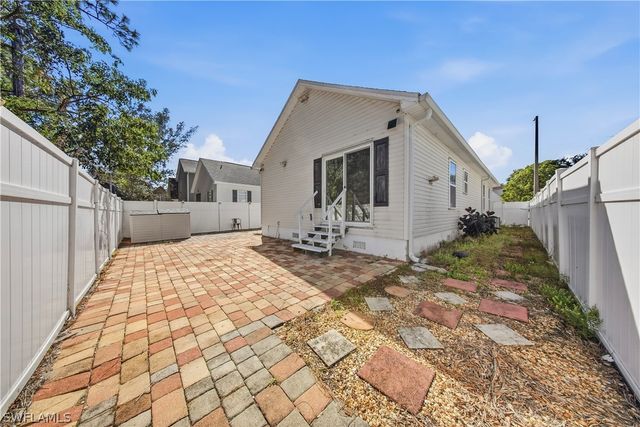 286 Leawood CIR, Naples, FL 34104