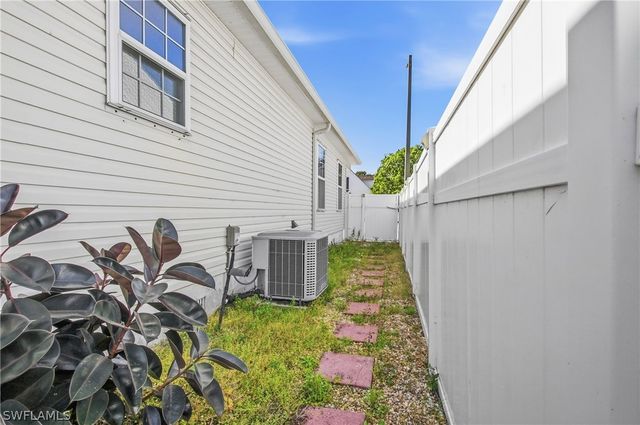 286 Leawood CIR, Naples, FL 34104