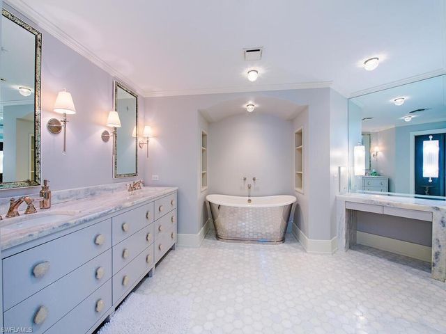 9811 Gulf Shore DR 101, Naples, FL 34108