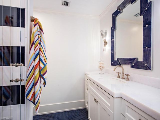 9811 Gulf Shore DR 101, Naples, FL 34108