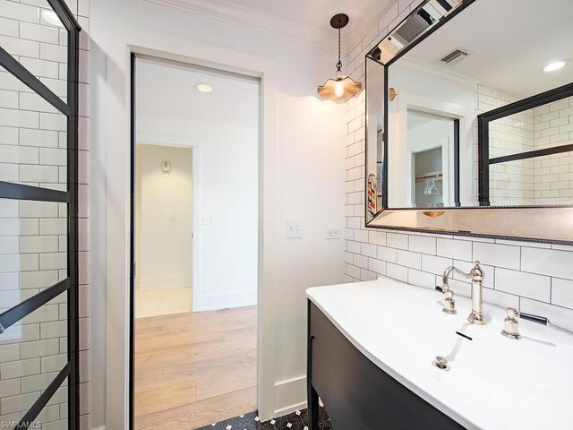 9811 Gulf Shore DR 101, Naples, FL 34108