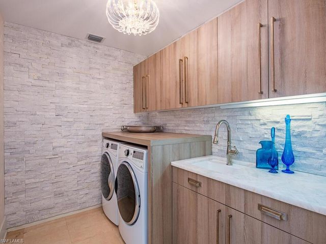 9811 Gulf Shore DR 101, Naples, FL 34108