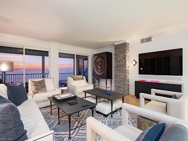 9811 Gulf Shore DR 101, Naples, FL 34108