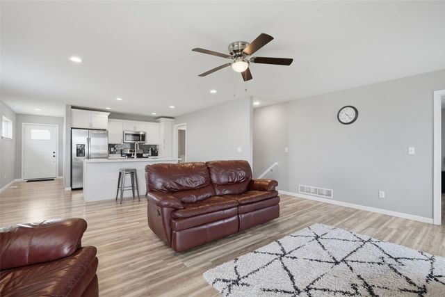 1421 Applewood Drive, Fairfax, IA 52228