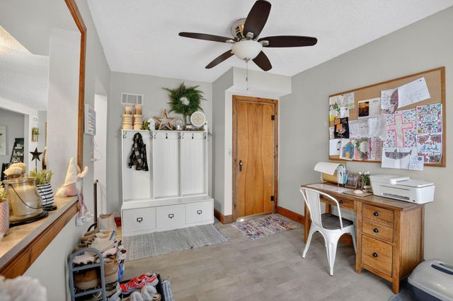 601 10th St, Grundy Center, IA 50638