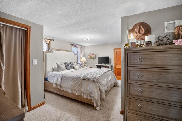 601 10th St, Grundy Center, IA 50638