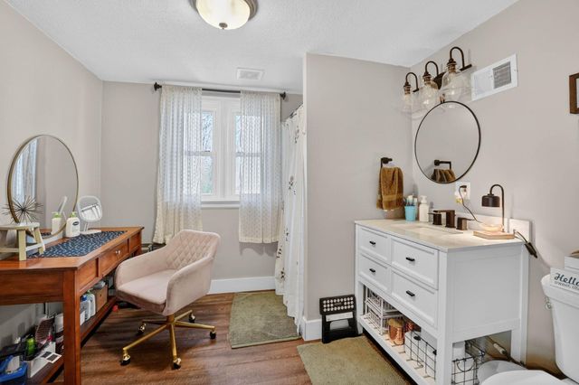 601 10th St, Grundy Center, IA 50638