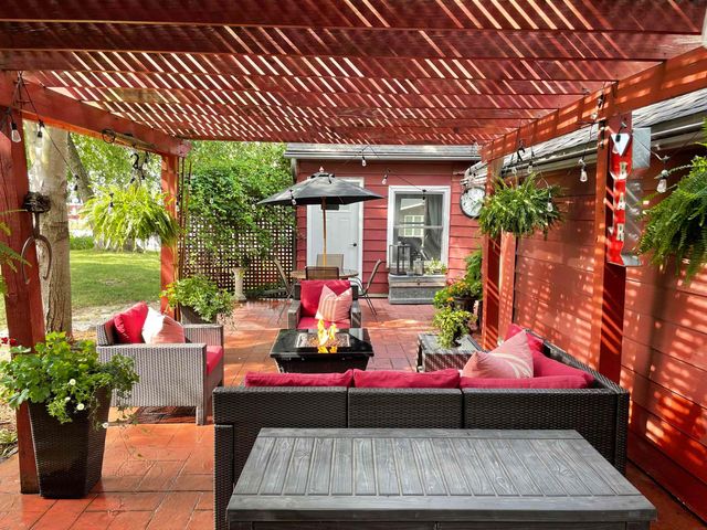 601 10th St, Grundy Center, IA 50638