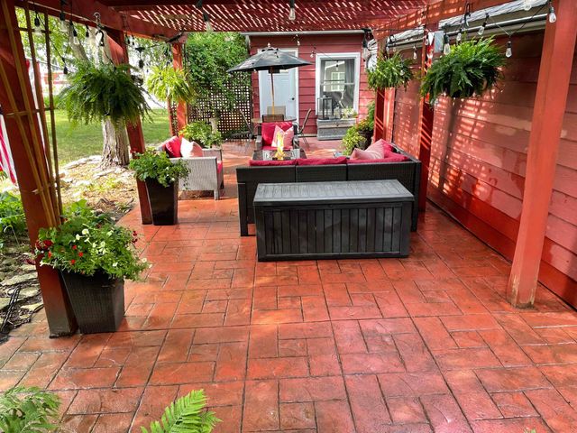 601 10th St, Grundy Center, IA 50638